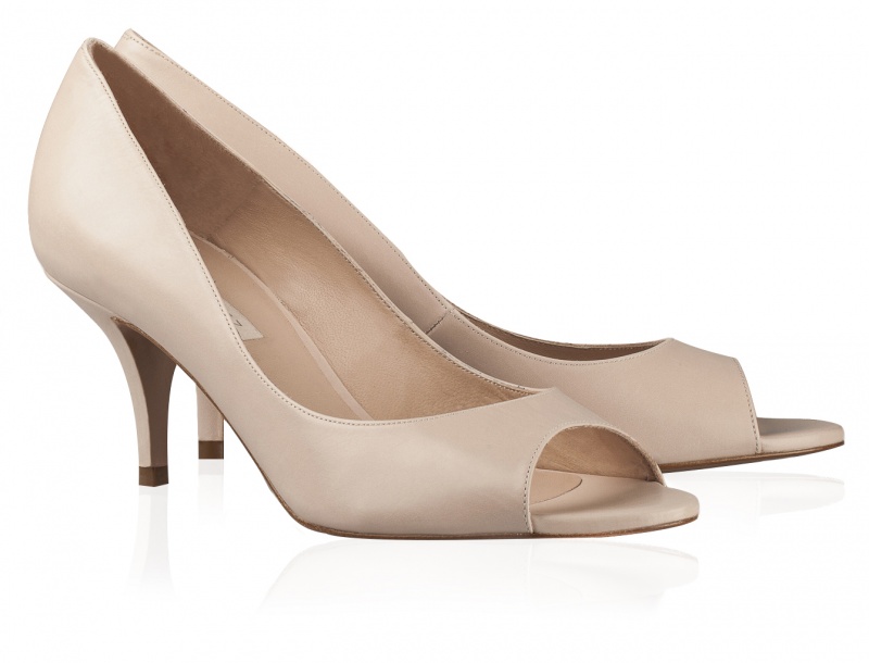 AB925   Medium heel peep toe in nude leatherMedium heel peep toe. Details:  Leather covered heel measures 6,5 cm approx. Nude calf leather. Open round toe. Nude leather lining. Leather sole. Made in Spain.